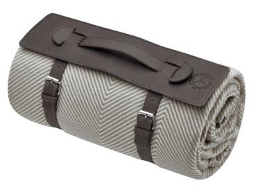 Zusammenrollbare Picknickdecke mit braunem Kunstlederriemen und Tragegriff, elegant in Fischgratmuster gehalten.