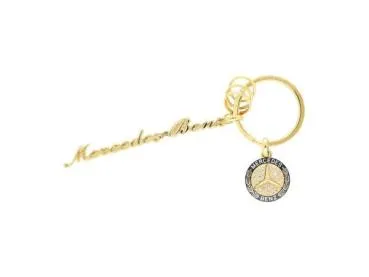 Goldfarbener Mercedes-Benz Schlüsselanhänger aus Edelstahl mit Schriftzug, Glas-Kristallen und praktischem Spaltring.