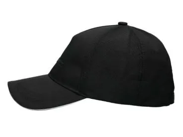 Schwarze AMG-Cap in seitlicher Ansicht, schlichtes und sportliches Design mit glatten Linien und strukturiertem Material.