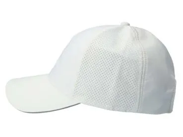 Weiße AMG Cap, Seitenansicht mit perforierten Seitenteilen für optimale Luftzirkulation und einem geschwungenen Schirm.