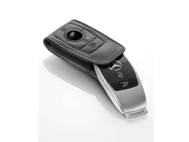Preview: Mercedes-Benz Schlüsselsleeve aus schwarzem Rindleder, in Kombination mit einem silberfarbenen Autoschlüssel präsentiert.