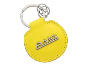 Gelber AMG-Schlüsselanhänger aus Leder mit silbernem AMG-Logo und Spaltringen.