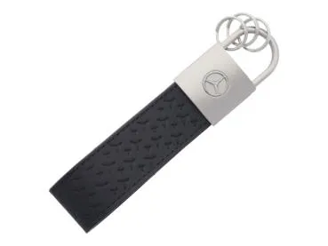 Hochwertiger Schlüsselanhänger aus schwarzem Rindleder mit Edelstahl-Element und Zug-/Drehmechanismus, inklusive drei Schlüsselringen – edles und funktionelles Design.