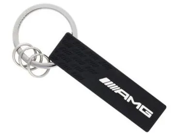 Schwarzer AMG-Schlüsselanhänger mit weißem Logo und praktischen Schlüsselringen.