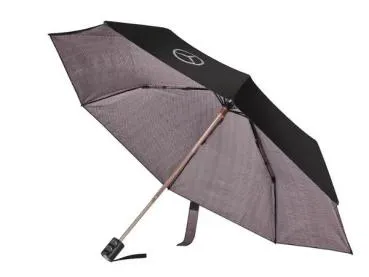 Schwarzer Mercedes-Benz Regenschirm mit geöffneter Ansicht, zeigt das Innere mit dezentem Muster und elegantem Kupfergriff, ideal für stilvolles und funktionales Zubehör.
