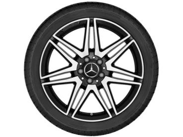 Das Bild zeigt das V-Klasse Baureihe 447 Sommerrad AMG in Schwarz mit 7-Doppelspeichen-Design und der Größe 245/45 R19 mit RDK Q440291110360