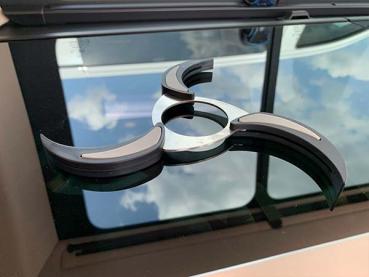 Preview: Kompakter Topfuntersetzer mit 3 ausklappbaren Armen für Camper.