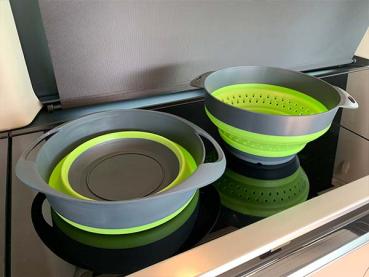 Preview: Camping-Küche: Faltbare Silikon-Schüssel und Sieb in action.