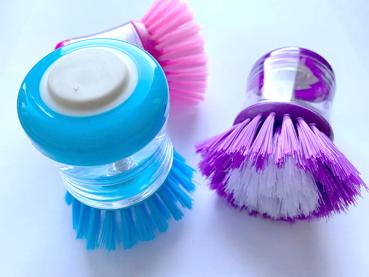 Camping Spülbürste mit Seifenspender - praktische Lösung für sauberes Geschirr unter freiem Himmel.