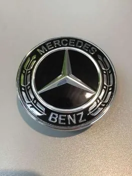 Mercedes Benz Firmenzeichen auf Motorhaube schwarz