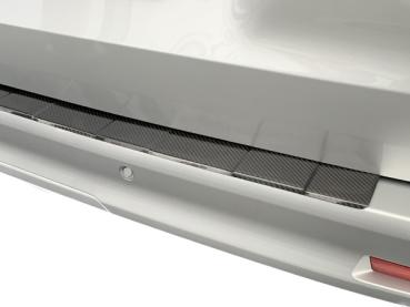 Preview: Mercedes-Benz V-Klasse ausgestattet mit dem Echt Carbon Ladekantenschutz, glänzend unter Sonnenlicht.