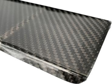 Preview: Montageprozess des Echt Carbon Ladekantenschutzes auf einem Marco Polo Modell – einfache Anbringung dank vormontiertem Klebeband.