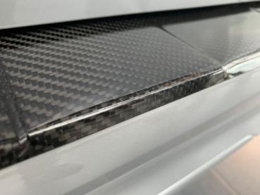 Preview: Vergleichsbild von einem Mercedes-Benz V-Klasse ohne und mit dem Echt Carbon Ladekantenschutz – auffällige Designverbesserung.