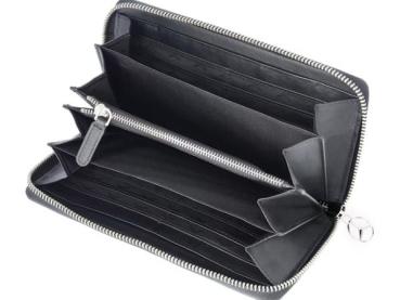 Preview: Innenansicht einer eleganten schwarzen Geldbörse mit mehreren Fächern und Reißverschluss. Das hochwertige Design bietet ausreichend Platz für Karten, Geldscheine und Münzen, ergänzt durch ein Mercedes-Benz-Logo am Reißverschluss.