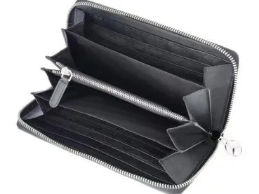 Innenansicht einer eleganten schwarzen Geldbörse mit mehreren Fächern und Reißverschluss. Das hochwertige Design bietet ausreichend Platz für Karten, Geldscheine und Münzen, ergänzt durch ein Mercedes-Benz-Logo am Reißverschluss.