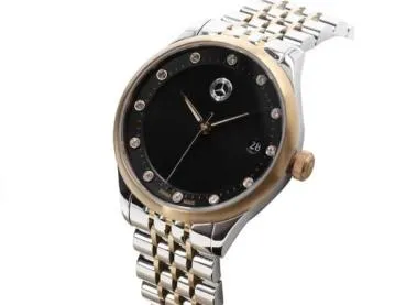 Seitliche Ansicht der luxuriösen Mercedes-Benz Armbanduhr mit schwarzem Ziffernblatt, goldfarbenem Gehäuse und zweifarbigen Edelstahlarmband. Die stilvolle Verarbeitung und Details sind klar erkennbar.