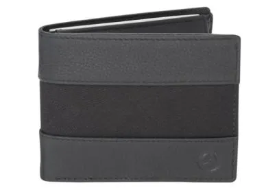 Schwarze Geldbörse aus Leder und Stoff mit edler Struktur und dezentem Mercedes-Benz-Logo auf der Vorderseite.