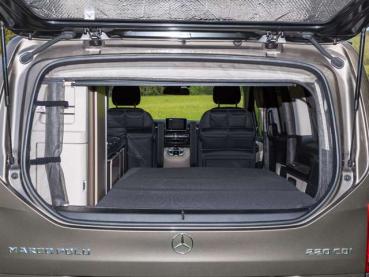 Preview: Das FLYOUT Moskitonetz ist fest am Heckklappen-Fenster der Mercedes-Benz V-Klasse Marco Polo montiert, wobei das dichte Netz sichtbar ist, das Insekten abhält.