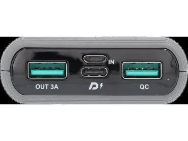 Oberseite einer Mercedes-Benz Powerbank mit zwei USB-Anschlüssen, einem USB-C-Anschluss und Beschriftungen für Quick-Charge und Power-Delivery.