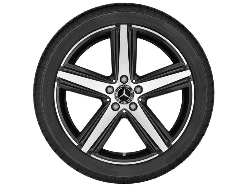 Original Mercedes-Benz Leichtmetallfelge mit 5-Doppelspeichen-Design, glanzgedreht und schwarz lackiert, mit montiertem Reifen in einer frontalen Ansicht.