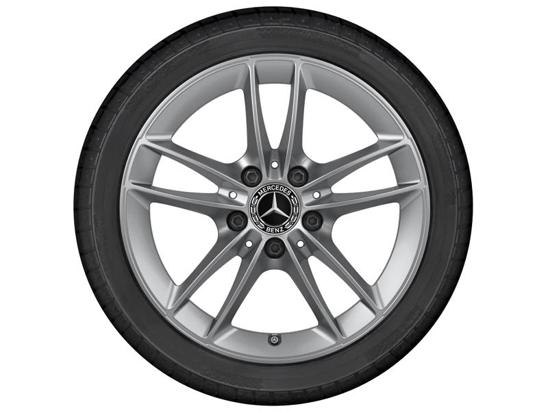 Frontansicht einer originalen Mercedes-Benz Leichtmetallfelge mit montiertem Reifen. Zehn-Speichen-Design in Silber mit zentralem Mercedes-Benz Logo, passend für A- und B-Klasse. Frontansicht einer originalen Mercedes-Benz Leichtmetallfelge mit montiertem Reifen. Zehn-Speichen-Design in Silber mit zentralem Mercedes-Benz Logo, passend für A- und B-Klasse.