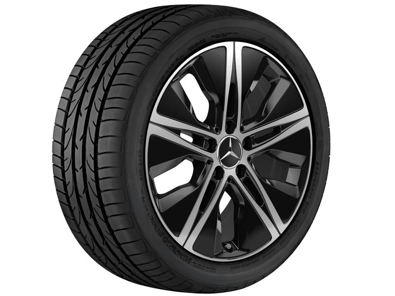 Seitliche Ansicht einer originalen Mercedes-Benz Leichtmetallfelge mit montiertem Reifen. Das sportliche Felgendesign in Schwarz mit silbernen Akzenten betont die hochwertige Optik. Seitliche Ansicht einer originalen Mercedes-Benz Leichtmetallfelge mit montiertem Reifen. Das sportliche Felgendesign in Schwarz mit silbernen Akzenten betont die hochwertige Optik.