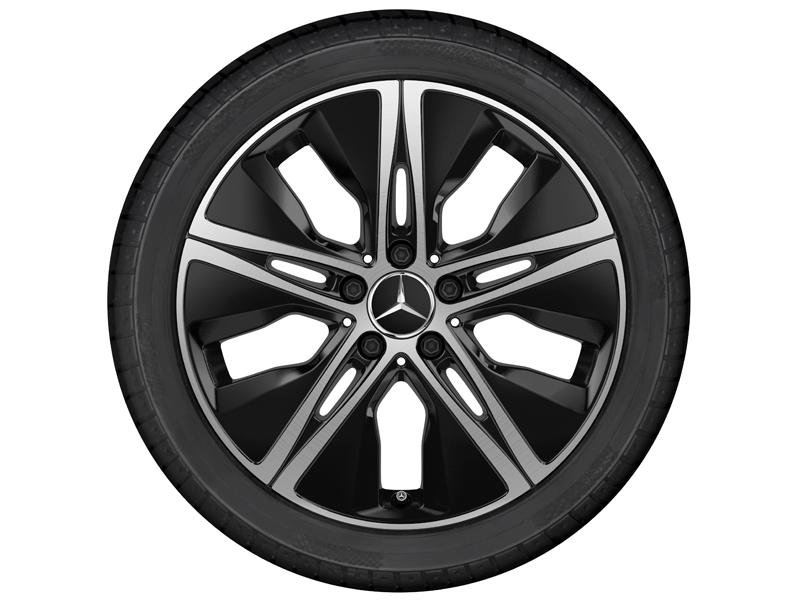 Frontalansicht einer originalen Mercedes-Benz Leichtmetallfelge mit montiertem Reifen. Das dynamische 5-Doppelspeichen-Design in Schwarz und Silber sorgt für eine stilvolle und sportliche Optik. Frontalansicht einer originalen Mercedes-Benz Leichtmetallfelge mit montiertem Reifen. Das dynamische 5-Doppelspeichen-Design in Schwarz und Silber sorgt für eine stilvolle und sportliche Optik.