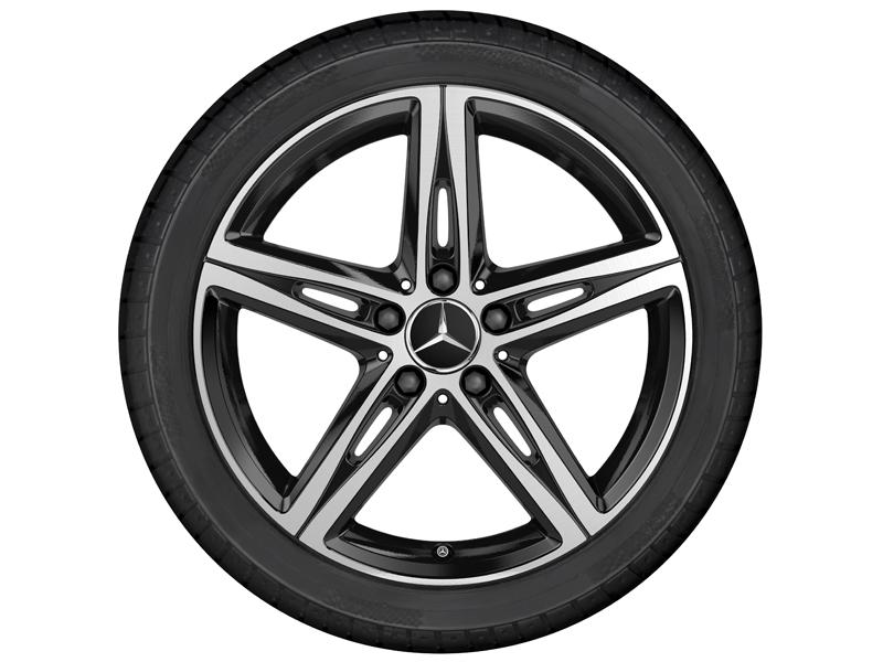 Frontale Ansicht einer originalen Mercedes-Benz Leichtmetallfelge im 5-Doppelspeichen-Design. Die silber-schwarze Felge zeigt das charakteristische Mercedes-Logo in der Mitte und bietet eine stilvolle Kombination aus Eleganz und Performance. Frontale Ansicht einer originalen Mercedes-Benz Leichtmetallfelge im 5-Doppelspeichen-Design. Die silber-schwarze Felge zeigt das charakteristische Mercedes-Logo in der Mitte und bietet eine stilvolle Kombination aus Eleganz und Performance.
