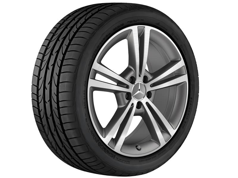 Original Mercedes-Benz Leichtmetallrad mit montiertem Reifen, schräg fotografiert. Das Felgendesign besteht aus fünf Doppelspeichen in einer silbernen und grauen Optik. Original Mercedes-Benz Leichtmetallrad mit montiertem Reifen, schräg fotografiert. Das Felgendesign besteht aus fünf Doppelspeichen in einer silbernen und grauen Optik.