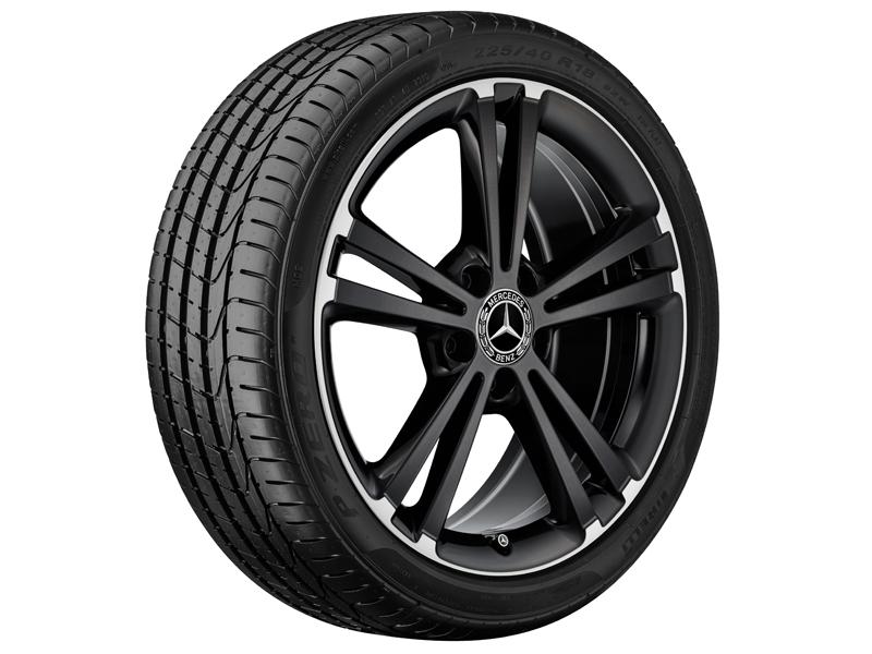 Schrägansicht einer originalen Mercedes-Benz Leichtmetallfelge in Schwarz mit glanzgedrehten Akzenten und einem montierten Reifen. Das sportliche Design unterstreicht die dynamische Optik des Fahrzeugs. Schrägansicht einer originalen Mercedes-Benz Leichtmetallfelge in Schwarz mit glanzgedrehten Akzenten und einem montierten Reifen. Das sportliche Design unterstreicht die dynamische Optik des Fahrzeugs.