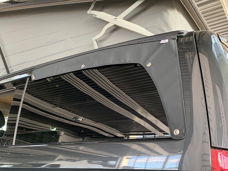 Nahaufnahme des Brandrup AIRSCREEN® Materials, welches die Robustheit und Qualität des Produktes zeigt.