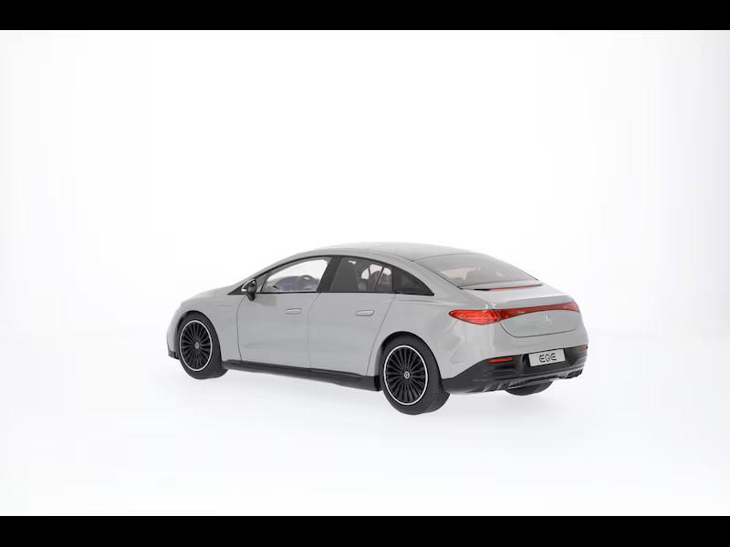 Detailliertes Mercedes-Benz EQE Modellauto