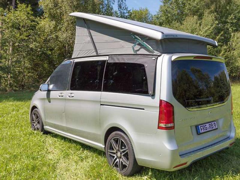 Ein Mercedes-Benz V-Klasse mit installiertem Brandrup AIRSCREEN® am linken Ausstellfenster