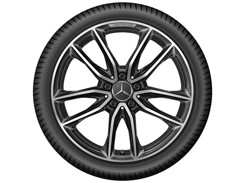 Original Mercedes-Benz AMG Leichtmetallrad mit montiertem Reifen, Frontalansicht. Sportliches, glanzgedrehtes 5-Doppelspeichen-Design in Schwarz und Silber.