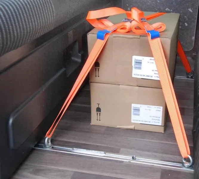 Westfalia Verzurr-Set für C-Schienen beim Nugget montiert