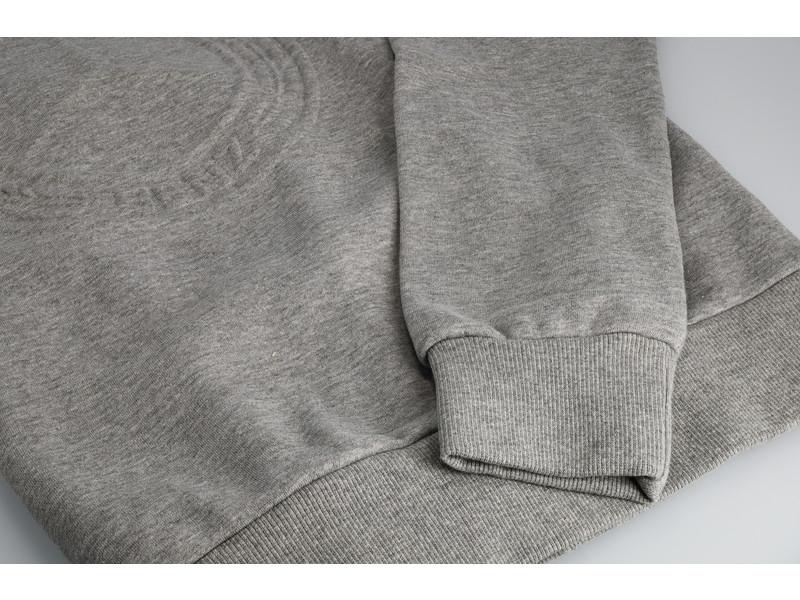 Detailaufnahme der Ärmelbündchen und des Saumabschlusses des grauen Sweatshirts, die eine hochwertige Verarbeitung zeigen.