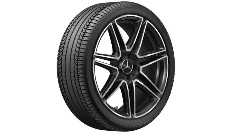 Original Mercedes-Benz Leichtmetallfelge in Schwarz, sportlich-elegantes Design mit fünf Doppelspeichen und hochwertiger Bereifung, passend für die C-Klasse W206 und S206.