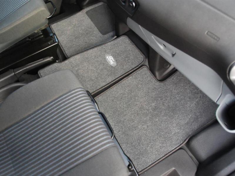 Ein Bild zeigt das Teppichset im Fahrerhaus eines Westfalia Nugget Trend / Trail V362 Schaltgetriebe. Der Teppich verleiht dem Innenraum einen gemütlichen und ansprechenden Look.