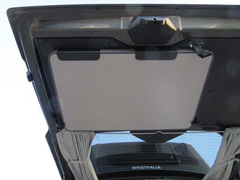 Campingtisch und Faltstühle des Westfalia Ford Nugget Outdoor-Pakets, montiert an der Heckklappe.