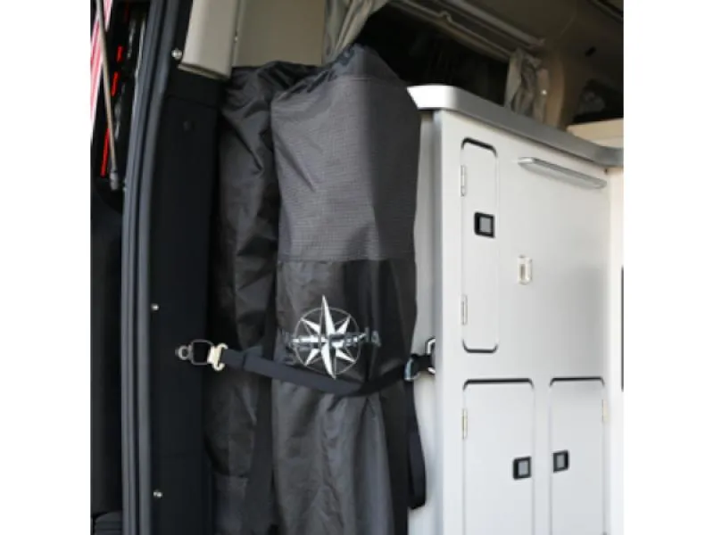 Campingstühle sicher befestigt am Westfalia Nugget Plus Camper