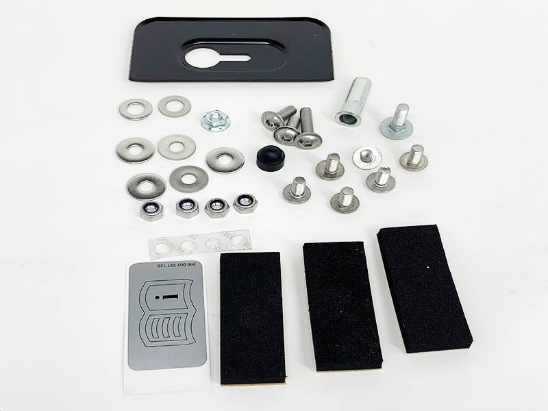 Detailansicht der im Montagesatz enthaltenen Schrauben und Halterungen.