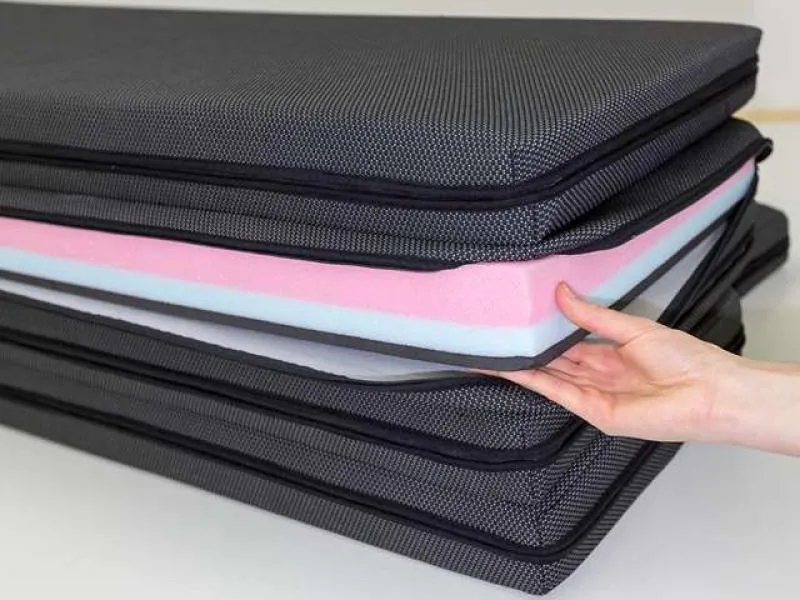 Nahaufnahme des "Santiago schwarz" Designs des iXTEND Faltbetts, das den Qualitätsschaumstoff und die präzisen Nähte zeigt.