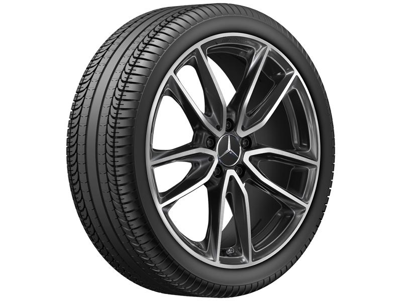 Original Mercedes-Benz AMG Leichtmetallrad mit montiertem Reifen, Schrägansicht. Hochwertiges 5-Doppelspeichen-Design in Schwarz und Silber mit edler Oberflächenveredelung.