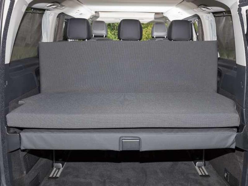 Ein zusammengefaltetes iXTEND Faltbett, das als praktische Gepäckablage auf dem Heckpolster des Mercedes-Benz Marco Polo HORIZON dient.