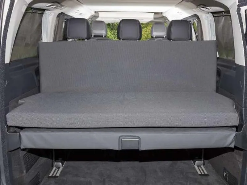 Ein zusammengefaltetes iXTEND Faltbett, das als praktische Gepäckablage auf dem Heckpolster des Mercedes-Benz Marco Polo HORIZON dient.