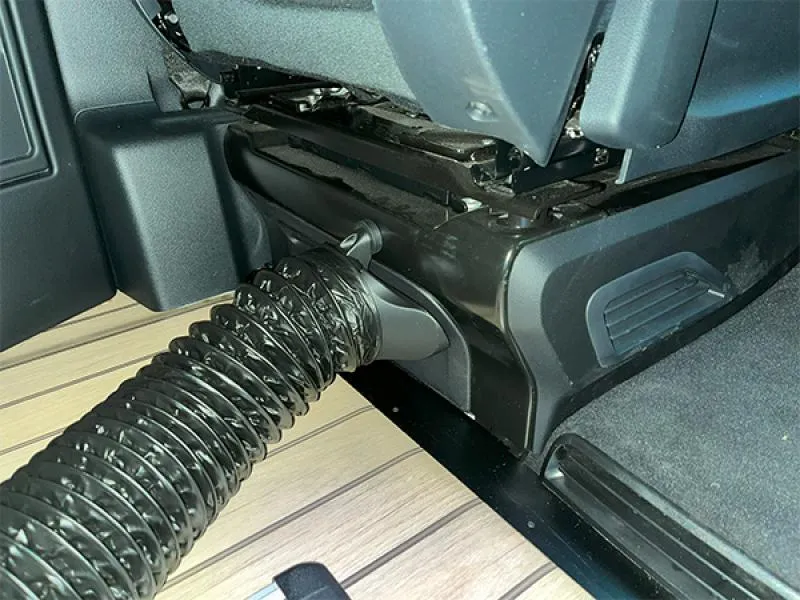 Montage des CaliHeat Heizsystems ohne Werkzeug im Mercedes Marco Polo.