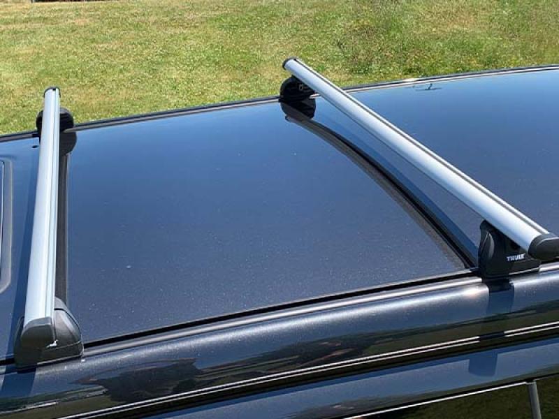 Fahrräder sicher auf einem Thule Dachträger des Westfalia Marco Polo befestigt, bereit für das Abenteuer.