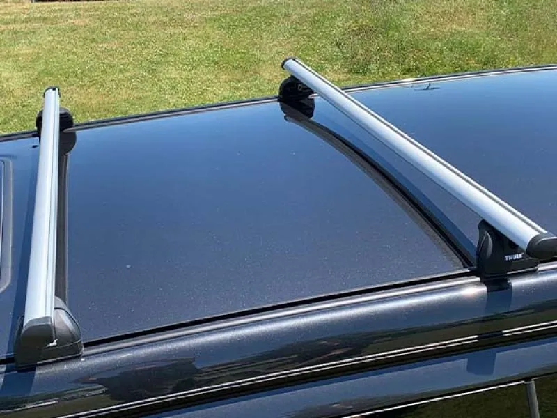 Fahrräder sicher auf einem Thule Dachträger des Westfalia Marco Polo befestigt, bereit für das Abenteuer.