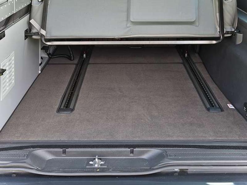 Eleganter, schwarzer Heckladeraumteppich für Mercedes-Benz Viano Marco Polo (2007–2013), hergestellt in Deutschland, ideal zur Reduzierung des Rutschens von Gepäck.