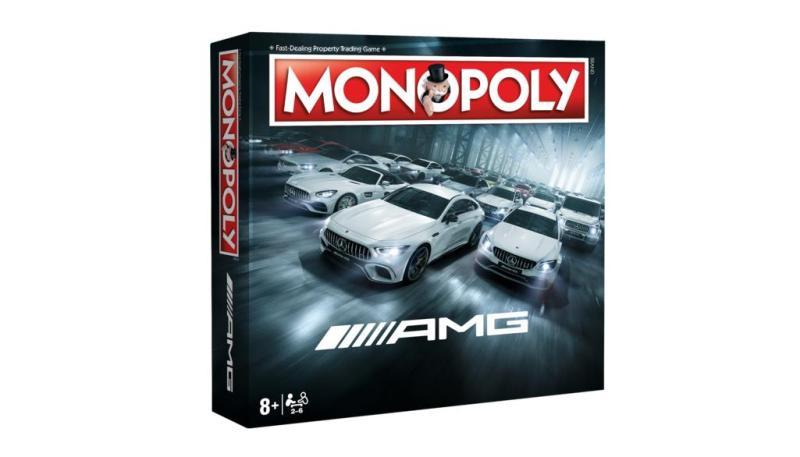 Verpackung des Monopoly-Spiels im exklusiven Mercedes-AMG Design mit silbernen Fahrzeugen auf dunklem Hintergrund.